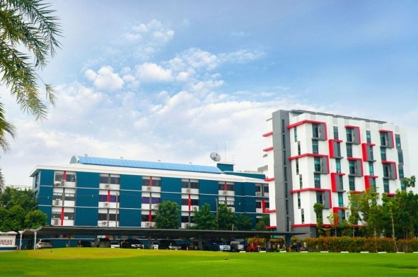 ASB 그린밸리 국제학교 — 잔디 구장 너머 캠퍼스 건물